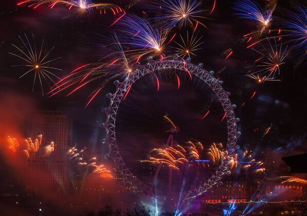 01.01.2015 , London GB Great Britain England, Feuerwerk zum Jahreswechsel Silvester Sylvester Silvesterfeuerwerk Sylvesterfeuerwerk , NYE , New Years Eve Evening , London Themse River Eye Wheel Riesenrad Stadt Metropole 2015