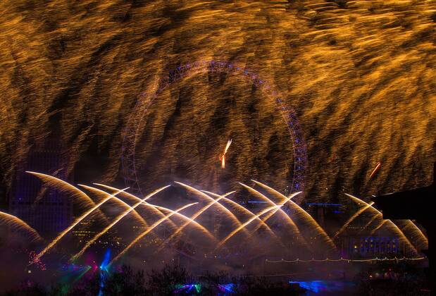 01.01.2015 , London GB Great Britain England, Feuerwerk zum Jahreswechsel Silvester Sylvester Silvesterfeuerwerk Sylvesterfeuerwerk , NYE , New Years Eve Evening , London Themse River Eye Wheel Riesenrad Stadt Metropole 2015