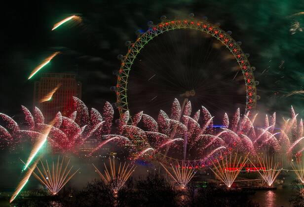 01.01.2015 , London GB Great Britain England, Feuerwerk zum Jahreswechsel Silvester Sylvester Silvesterfeuerwerk Sylvesterfeuerwerk , NYE , New Years Eve Evening , London Themse River Eye Wheel Riesenrad Stadt Metropole 2015