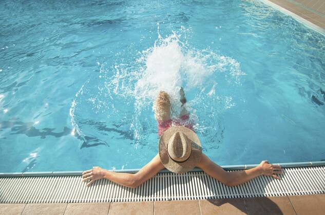 Swimming pool fun holiday water splashing teenager mit_2003_02400