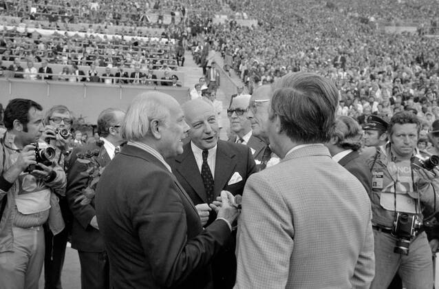 Fussball Weltmeisterschaft 1974 Finale Deutschland - Holland 07.07.1974 Joop den Uyl (li, Ministerpraesident Holland), Bundeskanzler Helmut SCHMIDT (re, SPD) und Bundespraesident Walter SCHEEL (Mitte, FDP) im Gespraech umgeben von Sportfotografen. FOTO: WEREK Pressebildagentur xxNOxMODELxRELEASExx Fussball WM 1974 Finale: den Uyl ,Schmidt, Scheel