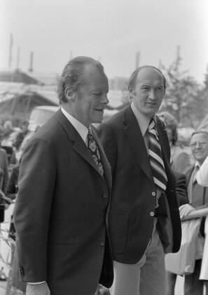 Fussball Weltmeisterschaft 1974 Finale Deutschland - Holland 07.07.1974 Willy BRANDT (SPD Vorsitzender und Bundeskanzler a.D links) FOTO: WEREK Pressebildagentur xxNOxMODELxRELEASExx Fussball WM 1974 Finale: Brandt