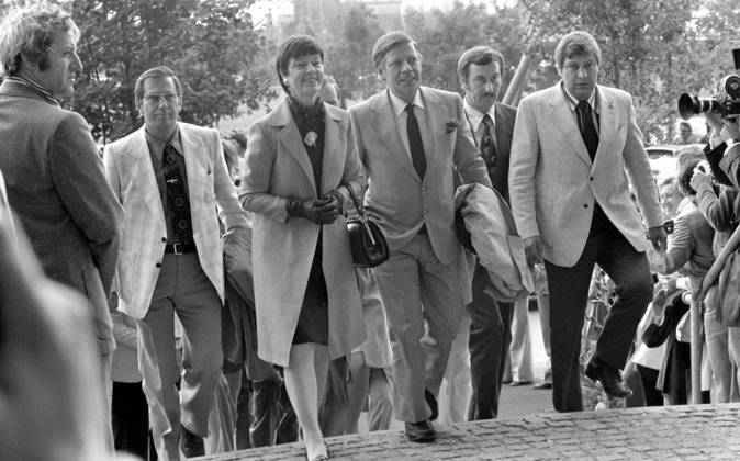 Fussball Weltmeisterschaft 1974 Finale Deutschland - Holland 07.07.1974 Bundeskanzler Helmut SCHMIDT (Mitte, SPD) kommt mit seiner Ehefrau Hannelore zum Olympiastadion. Fussball WM 1974 Finale: Schmidt mit Ehefrau.