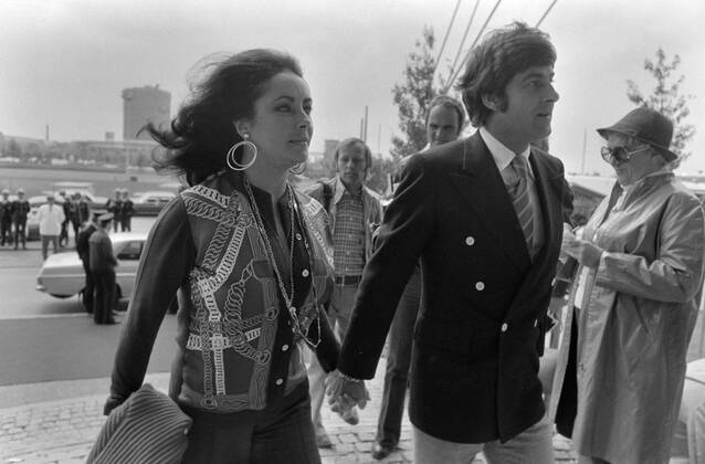Fussball Weltmeisterschaft 1974 Finale Deutschland - Holland 07.07.1974 Schauspielerin Liz TAYLOR (links) kommt mit ihrem Freund Henry WYNBERG (rechts) zum Olympiastadion. Fussball WM 1974 Finale: Taylor, Wynberg
