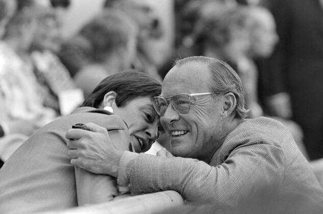 Fussball Weltmeisterschaft 1974 Finale Deutschland - Holland 07.07.1974 Bernhard zur Lippe Biesterfeld (Prinz der Niederlande rechts) im Gespraech mit Hannelore SCHMIDT (Ehefrau von Bundeskanzler Helmut SCHMIDT) im Gespraech. Fussball WM 1974 Finale: Biesterfeld, Schmidt