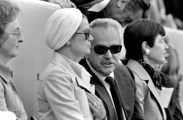Fussball Weltmeisterschaft 1974 Finale Deutschland - Holland 07.07.1974 Fürst Rainier III. von Monaco (rechts) mit seiner Ehefrau Grace KELLY (links) auf der Tribuehne. Fussball WM 1974 Finale: Fürst Rainier mit Ehefrau
