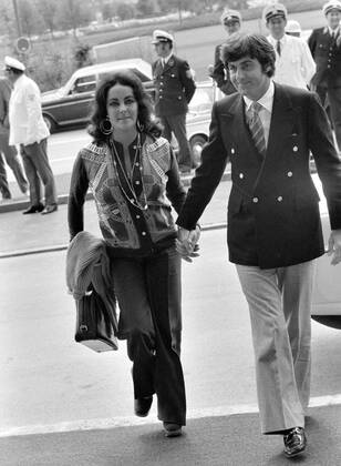 Fussball Weltmeisterschaft 1974 Finale Deutschland - Holland 07.07.1974 Schauspielerin Liz TAYLOR (links) kommt mit ihrem Freund Henry WYNBERG (rechts) zum Olympiastadion. Fussball WM 1974 Finale: Taylor, Wynberg
