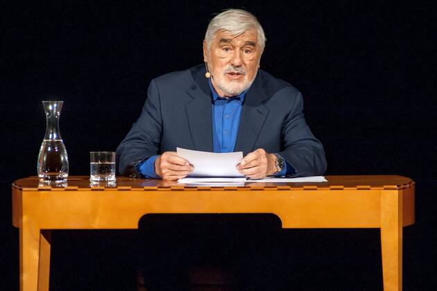 Erfurt 14.02.2015 Alte Oper Erfurt Mario Adorf mit seinem Leseprogramm Schauen Sie mal böse ! Mario Adorf kehrt zurück auf die Bühne. Mit Schauen Sie mal böse! entführt Mario Adorf die Zuschauer in die Welt des Films und des Theaters, liest und erzählt die schönsten Geschichten aus seinem Schauspielerleben. Seine Lesungen sind stets absolute Highlights, denn er erzählt nicht nur mit viel Humor, sondern erweckt die Personen zum Leben, über die er spricht. Anekdoten mit Kollegen wie Heinz Rühmann, Fritz Kortner, Hans Albers und vielen mehr werden von ihm so realistisch in Szene gesetzt, dass man glaubt, die Legenden selbst wären auf der Bühne präsent. im Bild: Mario Adorf Mario Adorf - Schauen Sie mal böse