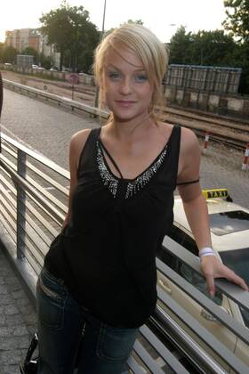 MTV Housewarming Party in Berlin Mirjam Weichselbraun, MTV Moderatorin, bei der MTV Housewarming Party in den neuen MTV Bueroraeumen am 24.06.2004 in Berlin.