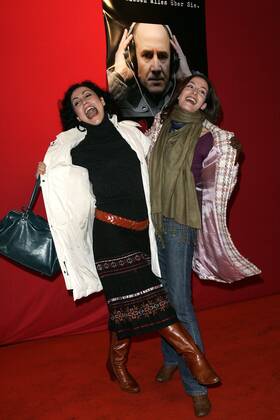 DAS LEBEN DER ANDEREN Premiere - Ankunft - Berlin Anastasia Zampounidis und Ulrike Frank bei der Ankunft der Premiere DAS LEBEN DER ANDEREN im Cinemaxx am 15.03.2006 in Berlin.