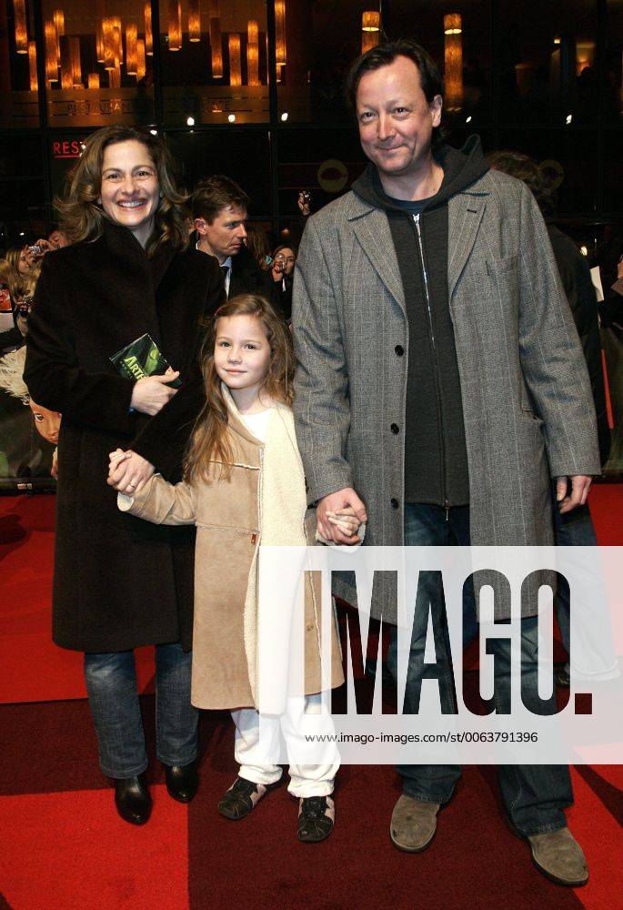 Arthur Und Die Minimoys Premiere Berlin Matthias Brandt Mit Ehefrau Sophia Und Tochter Marina Be