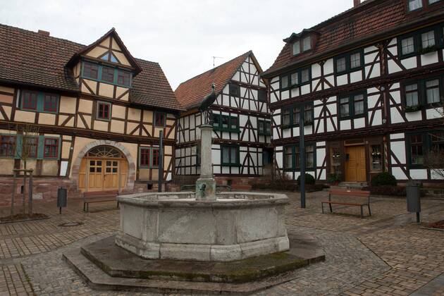 Gerstungen 21.02.2015 Markt Einheitsgemeinde Gerstungen Wappenvogel und Heimatstorch ist am 17.02.2015 zurückgekehrt. Der Wappenvogel und Heimatstorch aus dem französchischen Lande ist zurück auf dem Schlossgiebel. Der Franzmann hat scheinbar unbeschadet die weite Reise zurück überstanden. Heute kam auch seine Partnerin im Bild: Auf dem Markt von erstungen steht diese Storch-Statue und weißt auf das Wappentier hin.