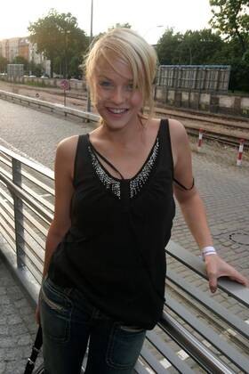 MTV Housewarming Party in Berlin Mirjam Weichselbraun, MTV Moderatorin, bei der MTV Housewarming Party in den neuen MTV Bueroraeumen am 24.06.2004 in Berlin.