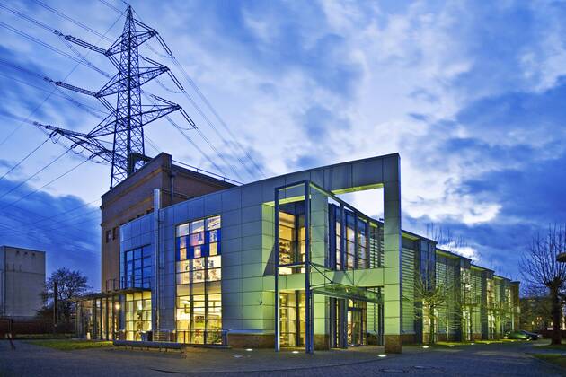 Umspannwerk Recklinghausen in der Daemmerung, Museum Strom und Leben, Deutschland, Nordrhein-Westfalen, Ruhrgebiet, Recklinghausen electric power transformation substation in Recklinghausen in twighlight, museum electricity and life, Germany, North Rhine-Westphalia, Ruhr Area, Recklinghausen BLWS140740