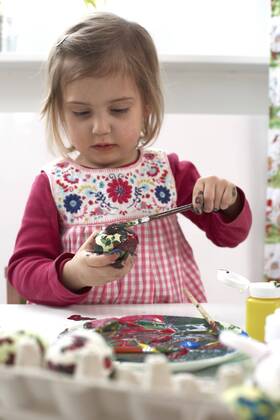 Little girl painting Easter egg model released Symbolfoto property released  FS000327