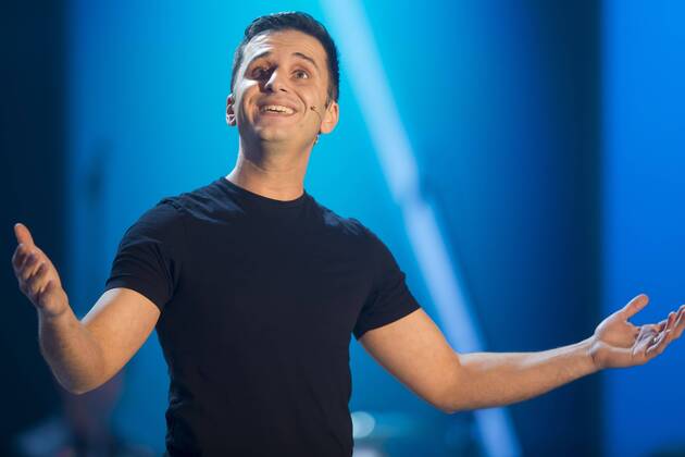 Auftritt von Comedian Özcan Cosar (34) während der Abschlußgala des Comedy-Festivals Humorzone Dresden im Alten Schlachthof Dresden. Die Show wird vom MDR Fernsehen aufgezeichnet und zeitversetzt ausgestrahlt.
