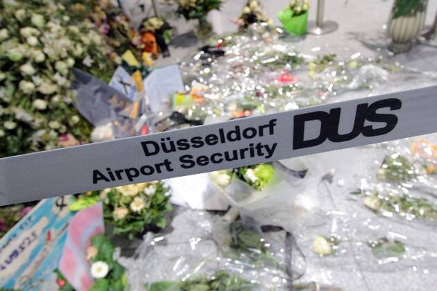Absperrband Airport Security vor niedergelegten Blumen zum Gedenken an die Opfer des Flugzeugabsturz es des Airbus A320 der Lufthansa Tochter Germanwings mit der Flugnummer 4U 9525 am Flughafen Düsseldorf, NRW Nordrhein-Westfalen, Deutschland