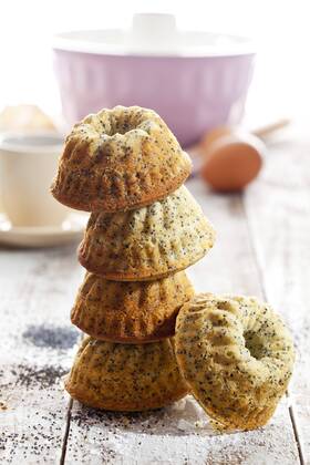 IMAGO Creative: Food, Mohn Stack of mini Gugelhupf with poppy seed  CSF024902