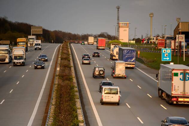 Autos und Lkw fahren auf der A2 bei Helmstedt (Niedersachsen) im Sonnenuntergang.