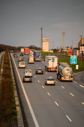 Autos und Lkw fahren auf der A2 bei Helmstedt (Niedersachsen) im Sonnenuntergang.