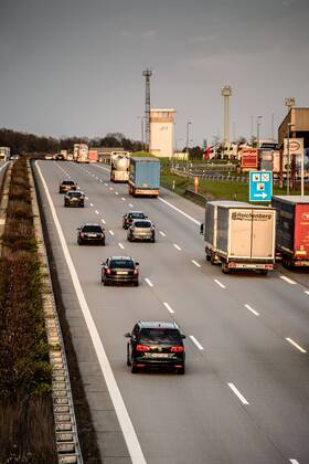 Autos und Lkw fahren auf der A2 bei Helmstedt (Niedersachsen) im Sonnenuntergang.