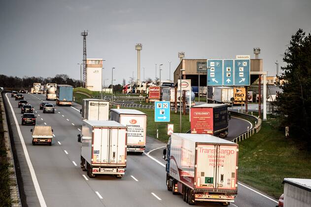 Autos und Lkw fahren auf der A2 bei Helmstedt (Niedersachsen) im Sonnenuntergang.