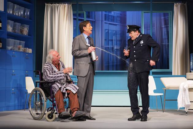 Schauspieler Achim Wolff als Bill Lesley, Holger Petzold als Dr David Mortimore, Joerg Westphal als Sergeant Tom Connolly am 21.04.2015 bei der Fotoprobe zum Theaterstueck UND ALLES AUF KRANKENSCHEIN, Komoedie von Ray Cooney, im Berliner Schlosspark Theater, Premiere am 25.04.2015 Und Alles auf Krankenschein - Berlin