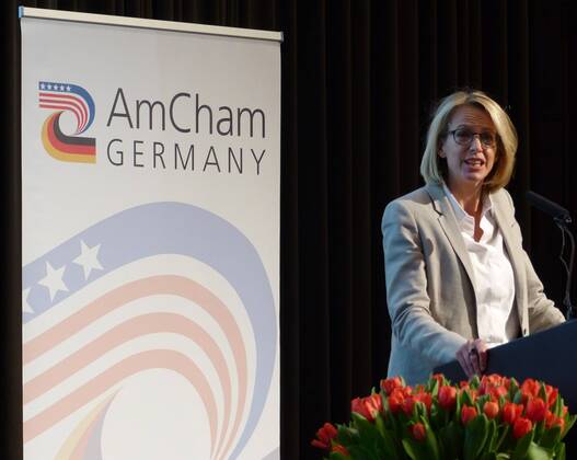 Berlin: Julia JÄKEL, 43, ist seit April 2013 die Vorstandsvorsitzende von Gruner+Jahr AG & Co KG; das Foto zeigt die Managerin auf der 112. Jahresversammlung der American Chamber of Commerce, kurz AmCham, in Berlin, wo sie eine keynote speech hielt; CEO Gruner+Jahr