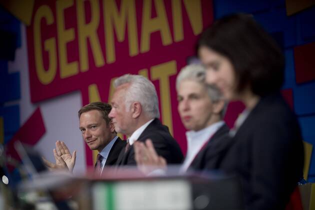 FDP Parteitag DEU, Deutschland, Germany, Berlin, 16.05.2015 Christian Lindner, Bundesvorsitzender der FDP, mit den stellv. Vorsitzenden: Wolfgang Kubicki, stellv. Bundesvorsitzender der FDP und Vorsitzender der FDP-Fraktion im Landtag von Schleswig-Holstein, Marie-Agnes Strack-Zimmermann und Katja Suding (v.l.n.r.), auf dem Bundesparteitag der FDP unter dem Slogan German Mut in Berlin. Christian Lindner, head of the German Free Democratic Party, Freie Demokratische Partei FDP (left), during the party convent of the FDP under the slogan German Mut, German courage, in Berlin