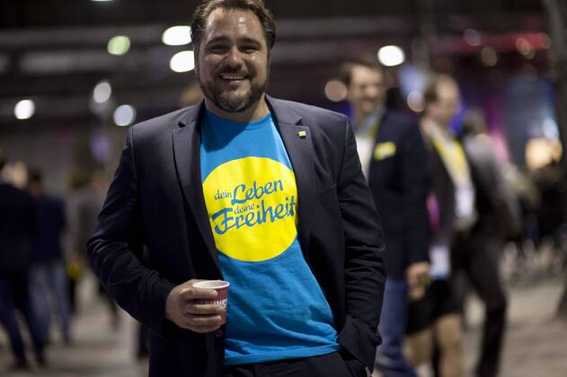 FDP Parteitag DEU, Deutschland, Germany, Berlin, 16.05.2015 Mitglied der FDP mit t-shirt Dein Leben deine Freiheit auf dem Bundesparteitag der FDP unter dem Motto German Mut in Berlin. Member with t-shirt and slogan German Mut, German courage, of the German Free Democratic Party, Freie Demokratische Partei FDP, at a party convent of the FDP in Berlin.
