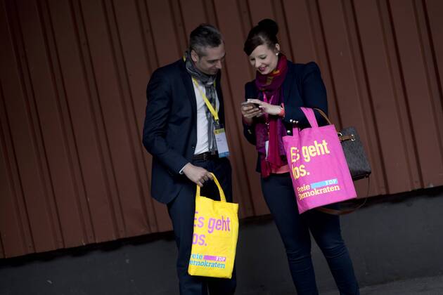 FDP Parteitag DEU, Deutschland, Germany, Berlin, 16.05.2015 Mitglieder der FDP mit Taschen Es Geht Los auf dem Bundesparteitag der FDP unter dem Motto German Mut in Berlin. Member of the German Free Democratic Party, Freie Demokratische Partei FDP, at a party convent of the FDP in Berlin