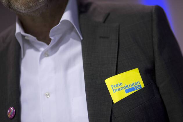 FDP Parteitag DEU, Deutschland, Germany, Berlin, 16.05.2015 Mitglied der FDP mitKarte Freie Demokraten auf dem Bundesparteitag der FDP unter dem Motto German Mut in Berlin. Member of the German Free Democratic Party, Freie Demokratische Partei FDP, at a party convent of the FDP under the slogan German Mut in Berlin