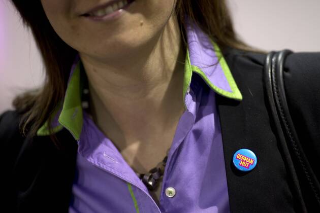 FDP Parteitag DEU, Deutschland, Germany, Berlin, 16.05.2015 Mitglied der FDP mit Button German Mut auf dem Bundesparteitag der FDP unter dem Motto German Mut in Berlin. Member of the German Free Democratic Party, Freie Demokratische Partei FDP, at a party convent of the FDP under the slogan German Mut in Berlin