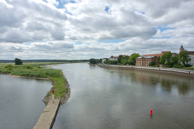 Die Oder bei Frankfurt Die Oder bei Frankfurt. Rechts im Bild der historische ehemalige Salzspeicher der Stadt und der Turm der Marienkirche. Die Staatsgrenze zwischen der Bundesrepublik Deutschland und Polen verläuft in der Mitte der Fahrrinne. Frankfurt (Oder), Brandenburg, Deutschland, 23.06.2014 Copyright: JOKER Karl-HeinzxHick JOKER140623070445