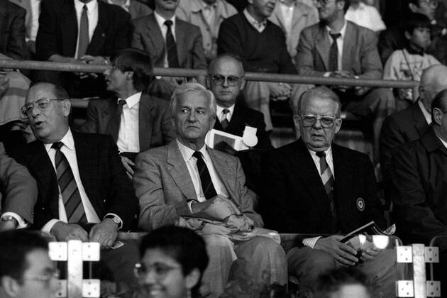 Bundesinnenminister Friedrich Zimmermann, Bundespräsident Richard von Weizsäcker und DFB-Präsident Hermann Neuberger beim Länderspiel BR Deutschland - England in Düsseldorf