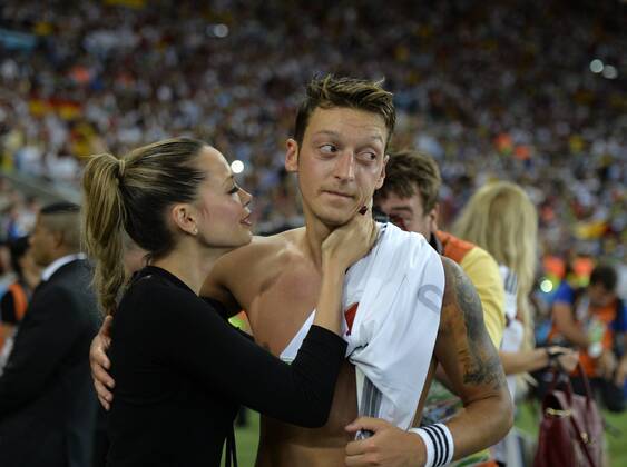 13.07.2014, Fussball WM 2014 - Finale: Deutschland - Argentinien in Rio de Janeiro, Maracana Stadion. Mandy Capristo, Freundin von Mesut Özil (Deutschland) und ihr Schatz Mesut Özil (Deutschland) 13 07 2014 Football World Cup 2014 Final Germany Argentina in Rio de Janeiro Mara Cana Stadium Mandy Capristo Girlfriend from Mesut Özil Germany and Her Treasure Mesut Özil Germany 13 07 2014 Fussball WM 2014 Finale Deutschland Argentinien in Rio de Janeiro Maracana Stadion