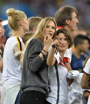 13.07.2014, Fussball WM 2014 - Finale: - Deutschland - Argentinien in Rio de Janeiro, Maracana Stadion. v.l. Sarah Brandner, Freundin von Bastian Schweinsteiger und Kathrin Gilch, Freundin von Torwart Manuel Neuer (beide, Deutschland). 13 07 2014 Football World Cup 2014 Final Germany Argentina in Rio de Janeiro Mara Cana Stadium v l Sarah Brandner Girlfriend from Bastian Schweinsteiger and Kathrin Gilch Girlfriend from Goalkeeper Manuel later both Germany 13 07 2014 Fussball WM 2014 Finale Deutschland Argentinien in Rio de Janeiro Maracana St 13 07 2014 Fussball WM 2014 Finale Deutschland Argentinien in Rio de Janeiro Maracana St