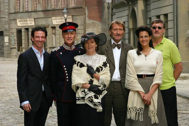 Oliver Berben,Robert Atzom,Iris Berben,Mattias Habich,Bettina Zimmermann und Carlo Rola beim Fototermin zum ZDF Movie Afrika,mon amour in Potsdam-Babelsberg am 21.08.2006 ZDF Settermin Afrika, mon amour