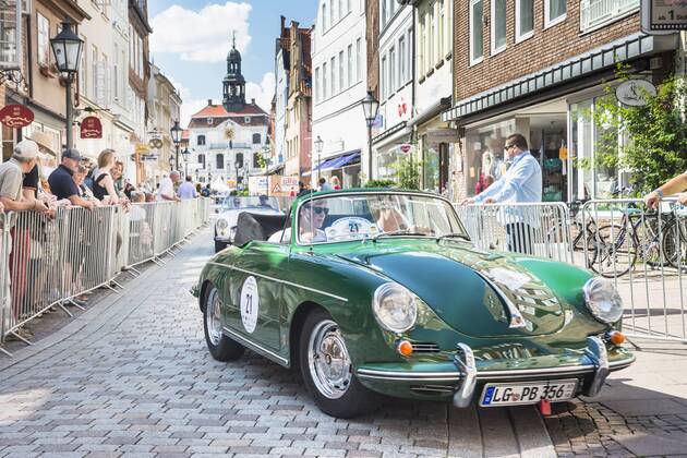 Oldtimer im Wettbewerb beim Altstadt Grand Prix in Lüneburg am 23.08.2015 mit Blick auf das Rathaus, ein grüner Porsche 356 B 1600 Baujahr 1962 von Luca Moormann aus Lüneburg Oldtimer Rallye