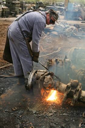 Mitarbeiter der Firma Battle Tank Dismantling GmbH zerlegt Achse einesLux Panzer