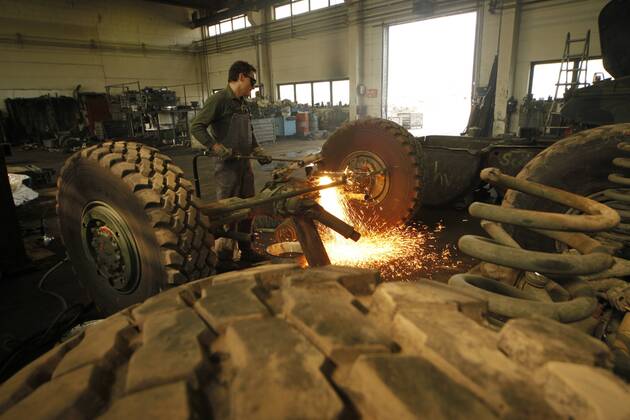 Mitarbeiter der Firma Battle Tank Dismantling GmbH Koch in Rockensussra zerlegt 
