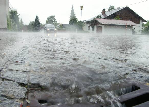 schwerer Regenfall mit ueberfluteter Strasse heavy rainfall with flooded road BLWS200269