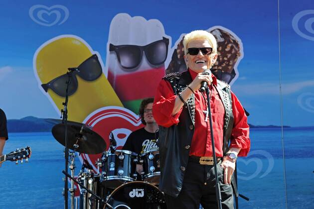 Sänger Heino Kramm. Sänger Heino Kramm während eines Konzertes anläßlich des 80. Geburtstages von Langnese am 30.08.2015 im Europapark Rust.
