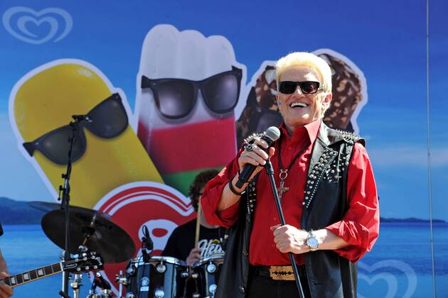 Sänger Heino Kramm. Sänger Heino Kramm während eines Konzertes anläßlich des 80. Geburtstages von Langnese am 30.08.2015 im Europapark Rust.
