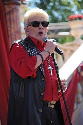 Sänger Heino Kramm. Sänger Heino Kramm während eines Konzertes anläßlich des 80. Geburtstages von Langnese am 30.08.2015 im Europapark Rust.