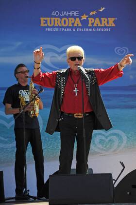 Sänger Heino Kramm. Sänger Heino Kramm während eines Konzertes anläßlich des 80. Geburtstages von Langnese am 30.08.2015 im Europapark Rust.