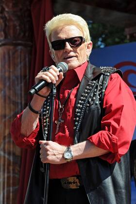 Sänger Heino Kramm. Sänger Heino Kramm während eines Konzertes anläßlich des 80. Geburtstages von Langnese am 30.08.2015 im Europapark Rust.