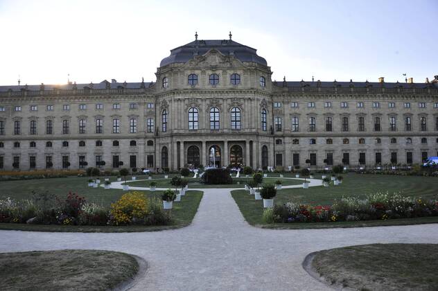 Feature Residenz Benefizgala, Eintragung ins Goldene Buch Wild Childhood Fundation Würzburg 25. Juli 2015 09. September 2015