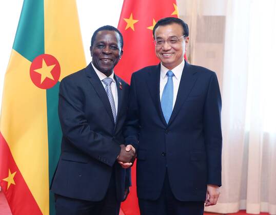 (150910) -- BEIJING, Sept. 10, 2015 -- Chinese Premier Li Keqiang (R) meets with Grenada s Prime Minister Keith Mitchell in Dalian, northeast China s Liaoning Province, Sept. 10, 2015. ) (zhs) CHINA-LI KEQIANG-GRENADA-PM-MEETING (CN) YaoxDawei 