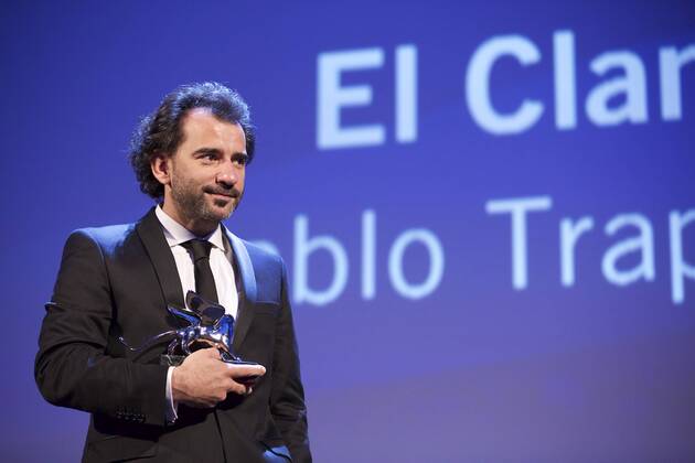 (150912) -- VENICE, Sept. 12, 2015 -- Argentinian director Pablo Trapero poses with the Silver Lion award for Best Director for his movie El Clan , during the award ceremony at the 72nd Venice Film Festival, at the Lido of Venice, Italy, Sept. 12, 2015. ) ITALY-VENICE-FILM-FESTIVAL-72ND-AWARD-SILVER LION JinxYu 